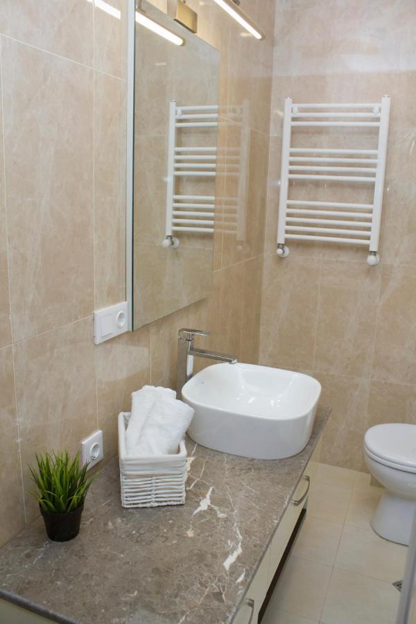 Aura Sameba, Luxury